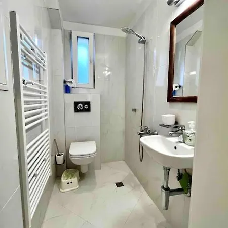 Perfectly Sumptuous Centre Apartment, 2-minute Walk From Vitosha Boulevard 索菲亞